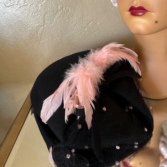 GLAMOROUS 1940s\' BLACK FELT HAT WITH POIINTY FRONT + PINK FEATHERS & DOTTED VEIL main image 9